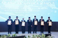 Mendagri Sematkan Satyalancana Wira Karya kepada Tokoh Penggerak Sektor Maritim