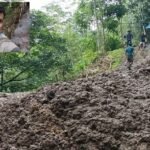 Rakyat di Kabupaten Sinjai Pikul Pasir 300 Meter di Jalan Berlumpur, Gotong Royong Bangun Jembatan Batu Massompo