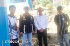 Yusrah, S.Pd. (kedua dari kanan) bersama Tim Teknis Dinas PUPR Kabupaten Kolaka saat melakukan peninjauan dan verifikasi kondisi sarana prasarana SMA Negeri 1 Toari sebagai bagian dari persiapan usulan program revitalisasi tahun 2027.