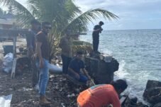 Lurah Tanuntung Bersama BPBD Bulukumba Tinjau Kerusakan Tanggul Pesisir
