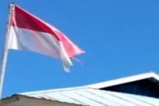 Jelang HUT RI Ke-81, Bendera Merah Putih Robek Masih Berkibar, Imbauan Itjen Kemendagri Tak Digubris?
