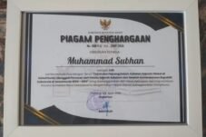 Keterangan foto: Piagam Penghargaan Gubernur Sumatera Barat kepada Muhammad Subhan sebagai juri Lomba Menulis Esai bertema sejarah tokoh dan pejuang di Sawahlunto.