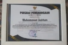 Keterangan foto: Piagam Penghargaan Gubernur Sumatera Barat kepada Muhammad Subhan sebagai juri Lomba Menulis Esai bertema sejarah tokoh dan pejuang di Sawahlunto.