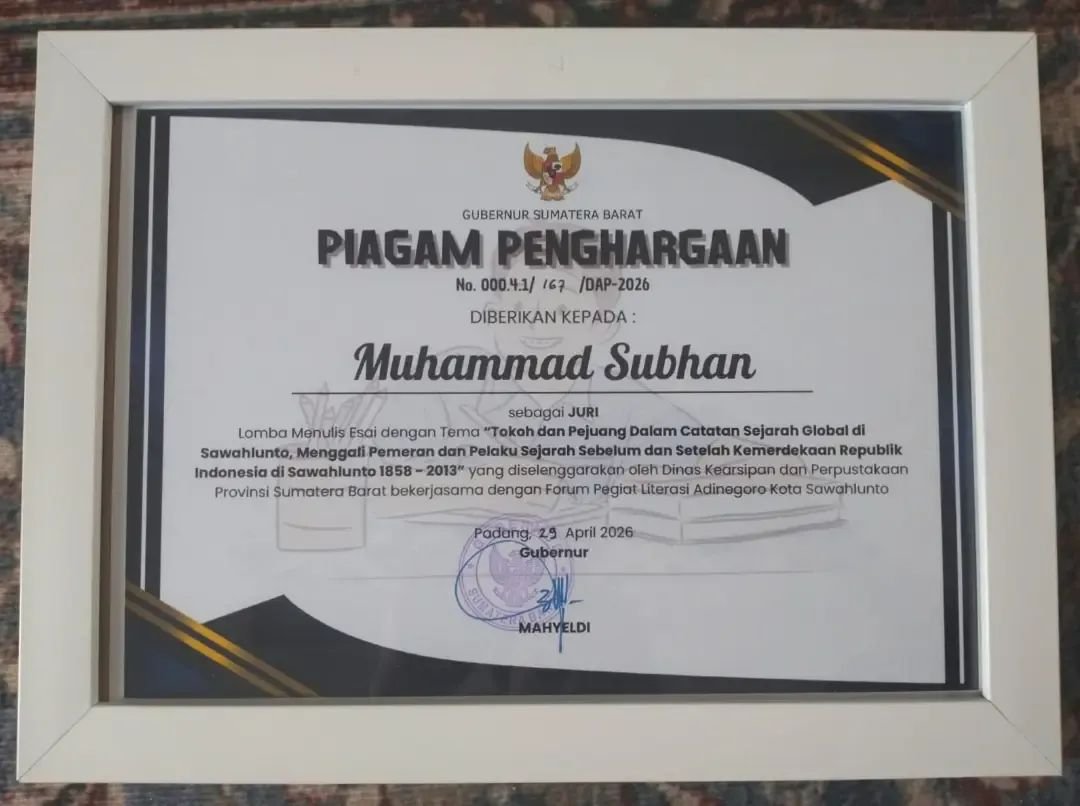 Keterangan foto: Piagam Penghargaan Gubernur Sumatera Barat kepada Muhammad Subhan sebagai juri Lomba Menulis Esai bertema sejarah tokoh dan pejuang di Sawahlunto.