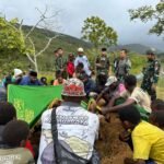 Satgas Yonif 645 dan Warga Asolipele Gotong Royong Prosesi Pemakaman