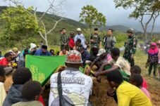 Satgas Yonif 645 dan Warga Asolipele Gotong Royong Prosesi Pemakaman
