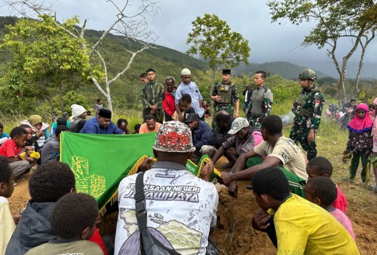 Satgas Yonif 645 dan Warga Asolipele Gotong Royong Prosesi Pemakaman