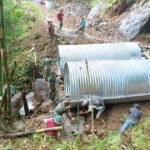 TNI dan Warga Desa Barambang Bangun Jembatan