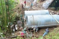 TNI dan Warga Desa Barambang Bangun Jembatan