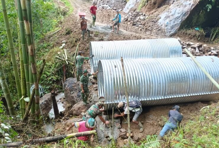 TNI dan Warga Desa Barambang Bangun Jembatan