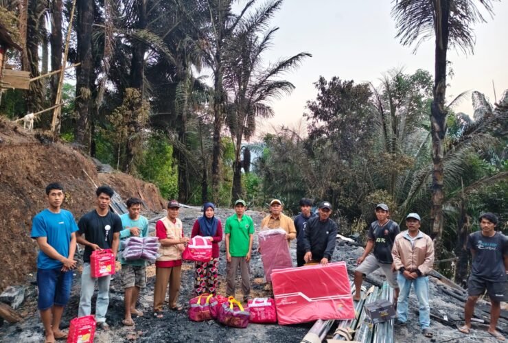 Pemdes Terasa Salurkan Bantuan Material Bangunan dan Logistik kepada Korban Kebakaran