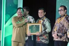 Mendagri Serahkan Anugerah Adinata Syariah 2026 ke Pemda Berprestasi