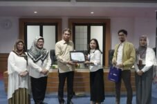 KPP Madya Makassar Serahkan Penghargaan Pajak kepada Unhas