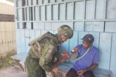 Foto : Satgas Yonif 645/GTY menggelar pelayanan kesehatan warga Distrik Benawa, Kabupaten Yalimo.