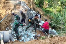 Foto anggota TNI dan warga bergotong royong membangun gorong-gorong dalam kegiatan Pra TMMD di Desa Brenggolo, Wonogiri.