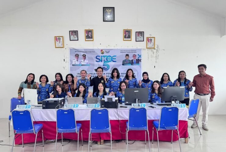 Foto bersama DJP Pemda Toraja Utara dan masyarakat dalam pelaksanaan program Sitoe Lima untuk layanan pengurusan legalitas usaha di Toraja Utara.