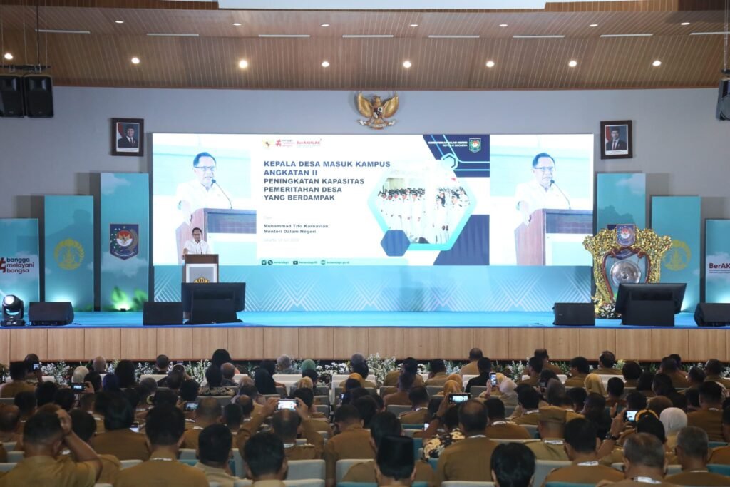DEPOK, INSERTRAKYAT.com – Program Kepala Desa Masuk Kampus (KDMK) kembali digelar sebagai upaya meningkatkan kapasitas aparatur desa dalam mendukung pembangunan nasional. Menteri Dalam Negeri (Mendagri) Muhammad Tito Karnavian menegaskan program tersebut menjadi bagian dari implementasi Asta Cita Presiden Prabowo untuk mewujudkan desa mandiri sekaligus membendung urbanisasi.Pernyataan itu disampaikan Mendagri saat membuka Program Kepala Desa Masuk Kampus Angkatan II di Balai Purnomo Universitas Indonesia (UI), Kota Depok, Jawa Barat, Selasa (14/7/2026). Melalui kolaborasi dengan Universitas Indonesia, para kepala desa dibekali kemampuan manajerial, administrasi pemerintahan, hingga cara berpikir inovatif dalam mengembangkan potensi desa.Menurut Tito, pembangunan desa harus terus diperkuat agar mampu menciptakan pusat-pusat pertumbuhan ekonomi baru. Dengan desa yang berkembang, masyarakat memiliki lebih banyak peluang untuk bekerja dan berusaha tanpa harus berpindah ke kota."Di kita, 56 persen penduduk tinggal di kota [44 persen tinggal di perdesaan]. Ini kita harus dorong supaya tumbuh desa-desa ini, diperkuat," kata Mendagri saat membuka Program Kepala Desa Masuk Kampus Angkatan II di Balai Purnomo Universitas Indonesia (UI), Kota Depok, Jawa Barat, Selasa (14/7/2026).Lebih lanjut, Mendagri menjelaskan pemerintah telah memperkuat pembangunan desa melalui tiga kebijakan utama. Kebijakan tersebut meliputi Undang-Undang Nomor 6 Tahun 2014 tentang Desa sebagai landasan hukum, pembentukan kementerian yang menangani urusan desa, serta penyediaan dana desa untuk memperkuat pembangunan sekaligus mengurangi kesenjangan antara desa dan kota."Sekali lagi tujuannya adalah untuk mendorong agar desa lebih berkembang dan kemudian bisa membuka lapangan kerja, memberikan kontribusi ekonomi dan juga memberikan keleluasaan supaya desa mandiri secara keuangan," urainya.Program Kepala Desa Masuk Kampus juga bertujuan menyamakan kemampuan kepala desa dari berbagai latar belakang agar memiliki kompetensi yang setara dalam mengelola pemerintahan serta memajukan masyarakat.Universitas Indonesia dipilih sebagai mitra penyelenggara karena dinilai memiliki kapasitas akademik yang mampu mendukung peningkatan kualitas sumber daya manusia aparatur desa. Pemerintah berharap ilmu yang diperoleh peserta dapat diterapkan dalam tata kelola pemerintahan desa."Harapan kita dengan kerja sama ini nanti bisa menambah kemampuan kepala desa sehingga pengelolaan desa jadi lebih baik dan memberikan kontribusi untuk pembangunan nasional," tutup Mendagri.Program Kepala Desa Masuk Kampus Angkatan II diikuti oleh 434 kepala desa dari 291 kecamatan di 149 kabupaten dan 32 provinsi. Kegiatan berlangsung selama tiga hari, mulai 13 hingga 16 Juli 2026.Melalui Program Kepala Desa Masuk Kampus, pemerintah berharap kualitas kepemimpinan di tingkat desa semakin meningkat sehingga mampu mempercepat terwujudnya desa yang mandiri, memperkuat ekonomi lokal, dan mendukung pemerataan pembangunan nasional..
Redaksi : InsertRakyat.com
Editor    : Supriadi Buraerah
Penulis : Anggytha Putrie Alvio Mahho      Ghanny (Agy).