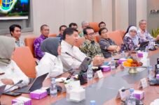 Menteri ATR/BPN Nusron Wahid dan Menteri PKP Maruarar Sirait usai rapat koordinasi program sertipikasi gratis bagi masyarakat berpenghasilan rendah di Jakarta.