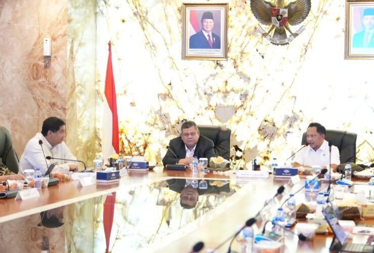 Menteri Dalam Negeri Muhammad Tito Karnavian bersama dengan Menteri PKP, Ara saat rapat di Kantor BPKP, Jakarta. (masing-masing sudut- Foto Istimewa).