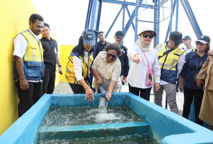Agy-InsertRakyat.com -Wamendagri Ribka Haluk meninjau proyek infrastruktur strategis di Kabupaten Jayapura, Papua.(sumber.dok.foto-Puspen Kemendagri, Beni Irwan).