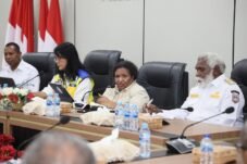 Foto Wakil Menteri Dalam Negeri Ribka Haluk saat mengikuti rapat koordinasi pembangunan Kawasan Pusat Pemerintahan di Kabupaten Merauke, Papua Selatan.