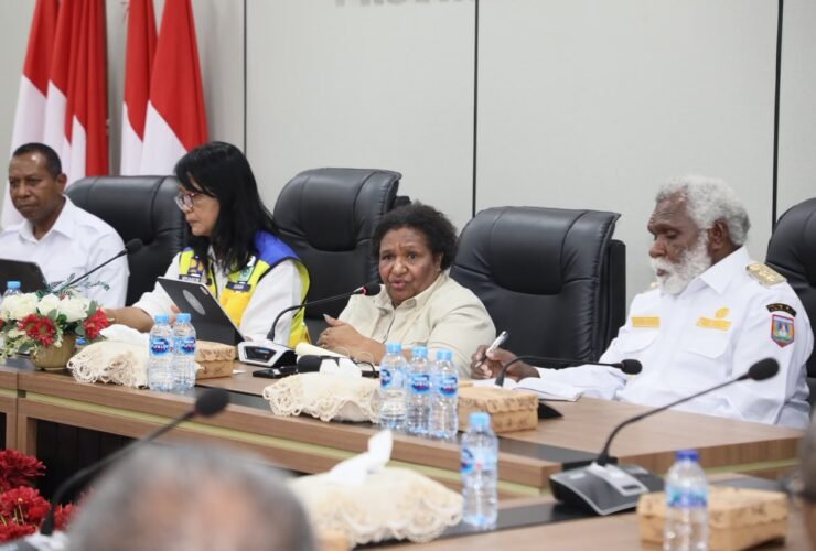 Foto Wakil Menteri Dalam Negeri Ribka Haluk saat mengikuti rapat koordinasi pembangunan Kawasan Pusat Pemerintahan di Kabupaten Merauke, Papua Selatan.