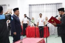 Foto Bupati Aceh Timur Al-Farlaky melantik T. Reza Rizki sebagai Penjabat Sekretaris Daerah Kabupaten Aceh Timur di Aula Serbaguna Idi.