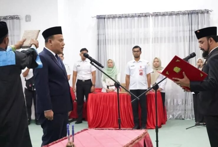 Foto Bupati Aceh Timur Al-Farlaky melantik T. Reza Rizki sebagai Penjabat Sekretaris Daerah Kabupaten Aceh Timur di Aula Serbaguna Idi.