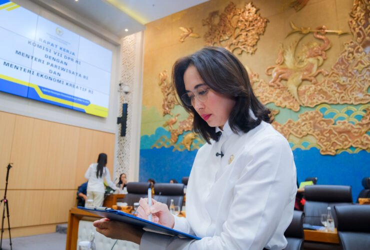 Menteri Pariwisata Widiyanti Putri Wardhana memaparkan realisasi APBN Tahun Anggaran 2025 dalam rapat kerja bersama Komisi VII DPR RI di Jakarta, Rabu (15/7/2026).