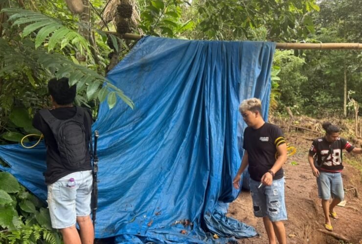 Tim Resmob Satreskrim Polres Sinjai membongkar tenda dan arena sabung ayam di Sinjai Barat.