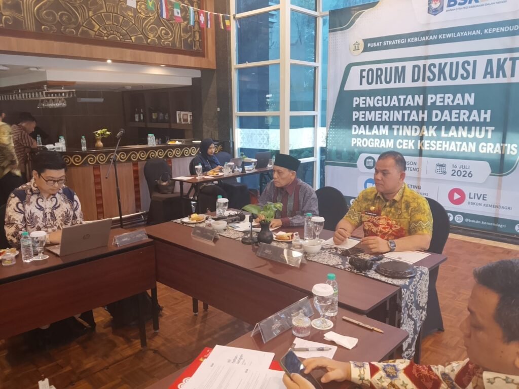 Dr. T.R. Fahsul Falah memimpin Forum Diskusi Aktual BSKDN bersama narasumber penguatan peran pemerintah daerah dalam tindak lanjut Program Cek Kesehatan Gratis di Jakarta.