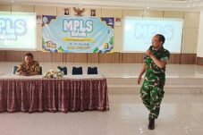 Danramil 01/Kota Boyolali Kodim 0724/Boyolali, Kapten Inf Guntur, menyampaikan materi Wawasan Kebangsaan kepada siswa kelas X saat kegiatan MPLS Tahun Pelajaran 2026/2027 di Aula SMAN 1 Boyolali, Kabupaten Boyolali.
