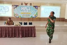 Danramil 01/Kota Boyolali Kodim 0724/Boyolali, Kapten Inf Guntur, menyampaikan materi Wawasan Kebangsaan kepada siswa kelas X saat kegiatan MPLS Tahun Pelajaran 2026/2027 di Aula SMAN 1 Boyolali, Kabupaten Boyolali.