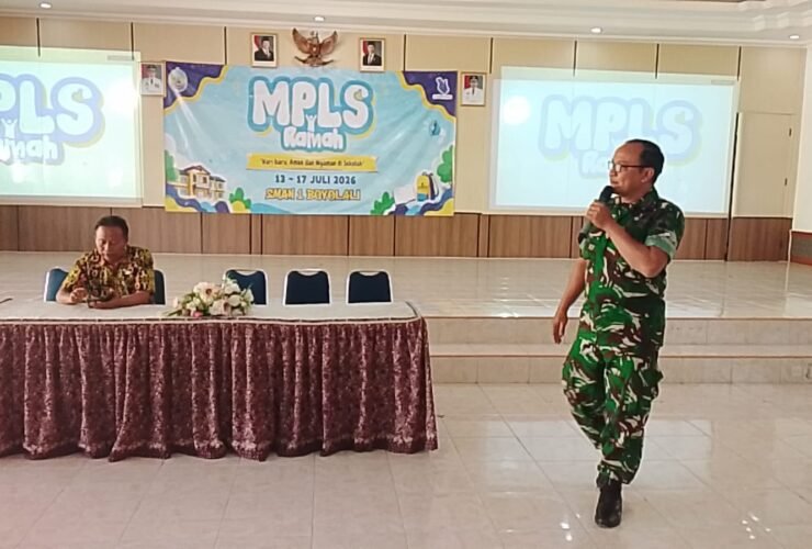 Danramil 01/Kota Boyolali Kodim 0724/Boyolali, Kapten Inf Guntur, menyampaikan materi Wawasan Kebangsaan kepada siswa kelas X saat kegiatan MPLS Tahun Pelajaran 2026/2027 di Aula SMAN 1 Boyolali, Kabupaten Boyolali.