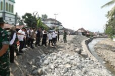 Satgas PRR dan Bupati Solok meninjau lokasi terdampak bencana di Solok.