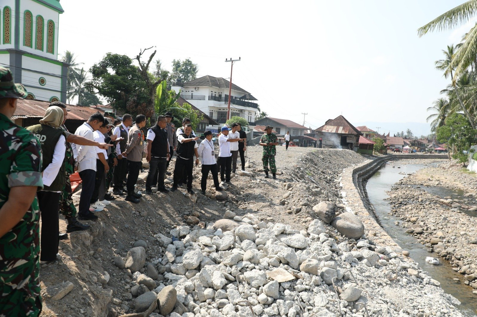 Satgas PRR dan Bupati Solok meninjau lokasi terdampak bencana di Solok.