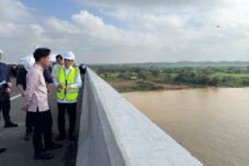 Foto Wakil Presiden Gibran Rakabuming meninjau pembangunan Jembatan Musi V di Palembang.