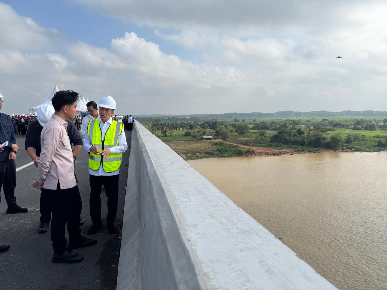 Foto Wakil Presiden Gibran Rakabuming meninjau pembangunan Jembatan Musi V di Palembang.