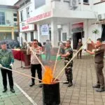 Foto pemusnahan barang bukti di halaman Kantor Kejaksaan Negeri Sinjai.