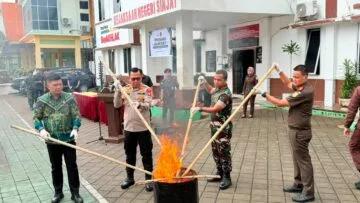 Foto pemusnahan barang bukti di halaman Kantor Kejaksaan Negeri Sinjai.