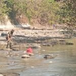 Prajurit TNI Kodim 0724/Boyolali membersihkan tumpukan sampah di Sungai Serang Boyolali.