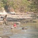 Prajurit TNI Kodim 0724/Boyolali membersihkan tumpukan sampah di Sungai Serang Boyolali.
