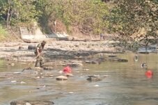 Prajurit TNI Kodim 0724/Boyolali membersihkan tumpukan sampah di Sungai Serang Boyolali.