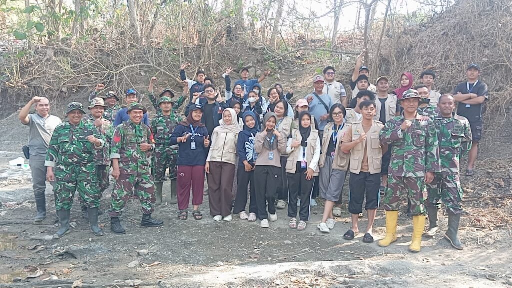 Kodim Boyolali bersama warga dan pihak terkait berfoto bersama usai kegiatan pembersihan Sungai Serang.