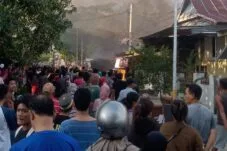 Petugas Damkar Polman memadamkan kebakaran rumah warga dengan disaksikan masyarakat di Jalan Mangundang, Polewali Mandar.
