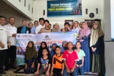 Jajaran Kanwil DJP Sulselbartra menyerahkan bantuan dalam kegiatan DJP Peduli di Panti Asuhan Fahmi Makassar.