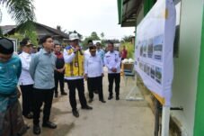 Gibran meninjau rehabilitasi MIN 1 Rokan Hilir di Riau dan membahas kebutuhan ruang kelas, aula, musala, serta laboratorium komputer.