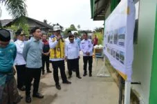 Gibran meninjau rehabilitasi MIN 1 Rokan Hilir di Riau dan membahas kebutuhan ruang kelas, aula, musala, serta laboratorium komputer.