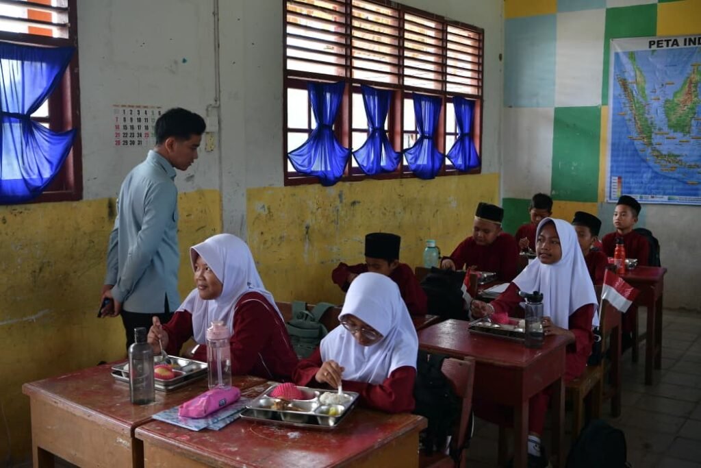 Wapres Gibran Rakabuming meninjau kondisi bangunan SDN 016 Serusa di Kabupaten Rokan Hilir, Riau.