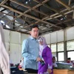 Wapres Gibran Rakabuming meninjau kondisi bangunan SDN 016 Serusa di Kabupaten Rokan Hilir, Riau.